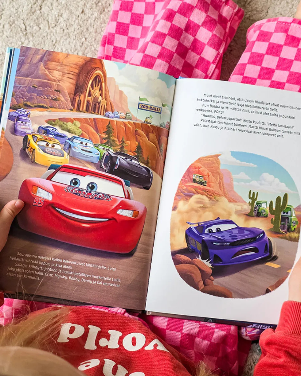Disney Pixar Autot. Vaaroja ja vauhtia
